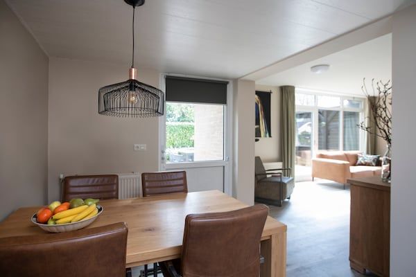 Eetkamer - Vakantiehuis in Nijmegen bij Centrum in Mook (2)