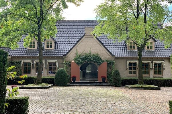 Buitenkant - Prachtig landhuis in Drunen met een zwembad in Drunen (1)