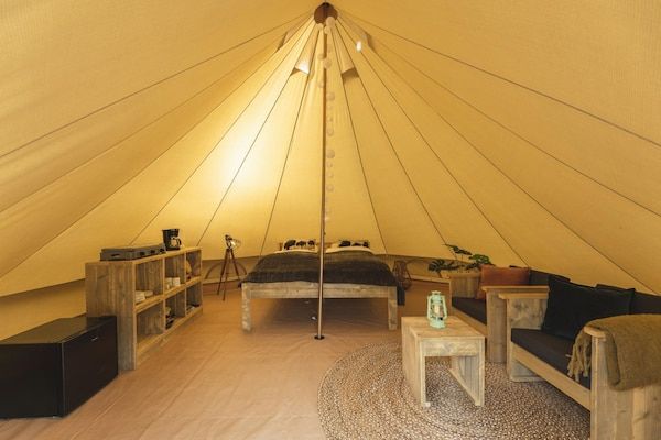 Woonkamer - Zuna Bell Tent nabij de rivier Regge in Zuna (2)