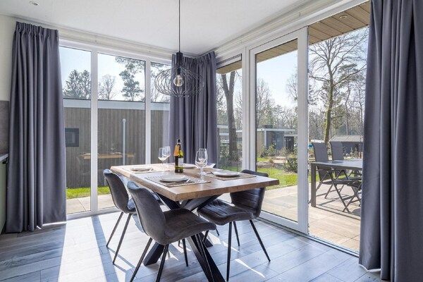 Eetkamer - Luxe verblijf nabij Veluwepark in Hoenderloo (3)