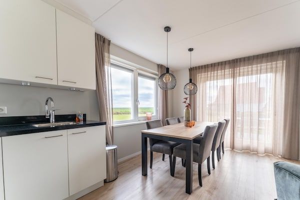 Eetkamer - Vakantiehuis bij Scherpenisse Strand in Scherpenisse (3)