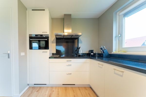 Keuken - Modern vakantiehuis aan zee met sauna in Scherpenisse (4)