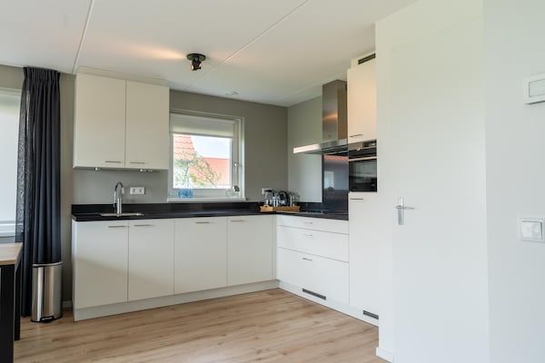 Keuken - Vakantiehuis bij Gorishoek Strand in Scherpenisse (4)