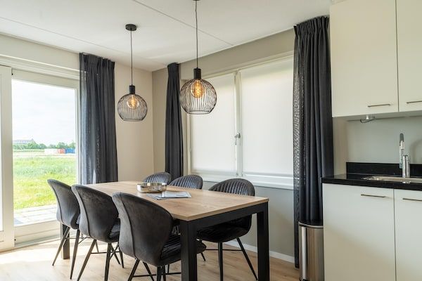 Eetkamer - Vakantiehuis bij Gorishoek Strand in Scherpenisse (3)