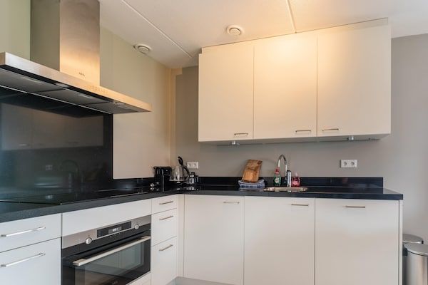 Keuken - Vakantiehuis in Scherpenisse bij natuurgebied in Scherpenisse (4)