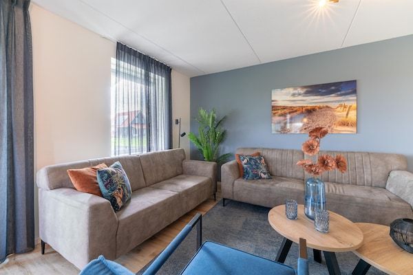 Woonkamer - Vakantiehuis in Scherpenisse bij natuurgebied in Scherpenisse (2)