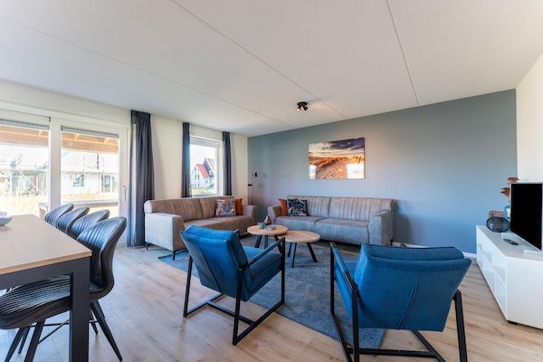 Woonkamer - Huis bij Scherpenisse Strand met Tuin in Scherpenisse (2)