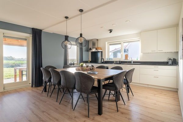 Eetkamer - Vrijstaande villa met tuin, uitzicht en privacy in Scherpenisse (3)