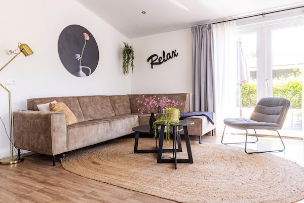 Woonkamer - Chalet in Nederland bij Vijver in Veldhoven (2)