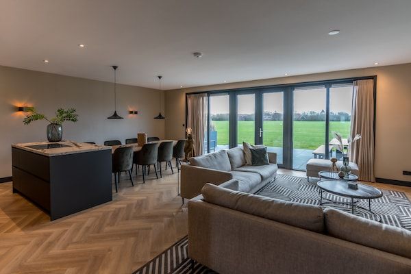 Woonkamer - Luxe Villa op Texel bij Zandstranden in De Cocksdorp (5)
