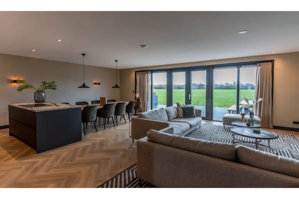 Woonkamer - Villa op Texel bij Krimbos Natuurgebied in De Cocksdorp (5)