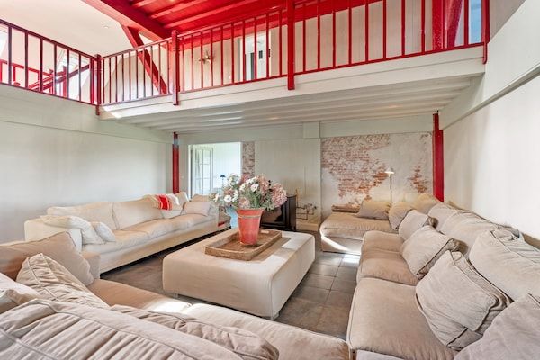 Woonkamer - Ruime Vakantiewoning De Pauwenhof in Heiloo (2)