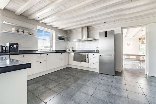 Keuken - Ruime Vakantiewoning De Pauwenhof in Heiloo (4)