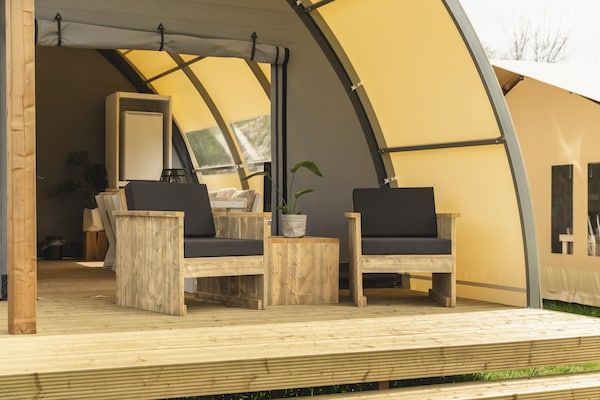 Terras - Glamping Tent in Nederland met Pop-Up Sfeer in Zuna (2)