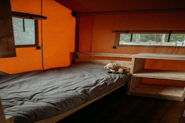 Slaapkamer - Safaritent met zwembadtoegang in Zuna (5)