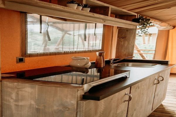 Keuken - Safaritent met zwembadtoegang in Zuna (4)