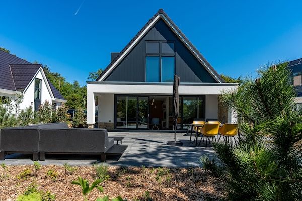 Buitenkant - Prachtige villa met uitgebreide wellness in Den Burg (1)
