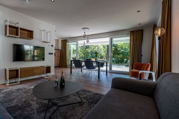 Woonkamer - Prachtige villa met uitgebreide wellness in Den Burg (4)