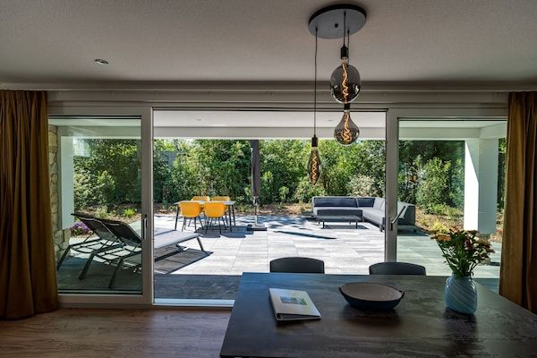 Woonkamer - Prachtige villa met uitgebreide wellness in Den Burg (5)