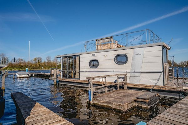 Buitenkant - Woonboot bij de haven met uitzicht in Uitgeest (1)