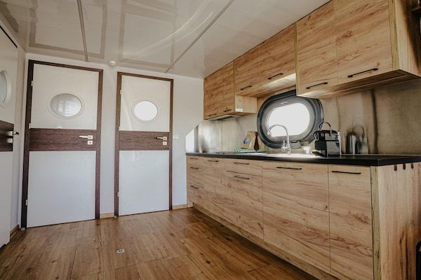 Keuken - Woonboot bij de haven met uitzicht in Uitgeest (4)