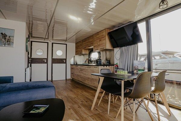Eetkamer - Woonboot bij de haven met uitzicht in Uitgeest (3)