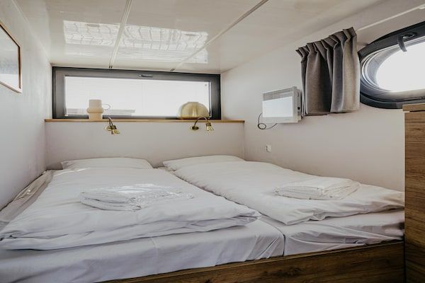 Slaapkamer - Woonboot bij de haven met uitzicht in Uitgeest (5)
