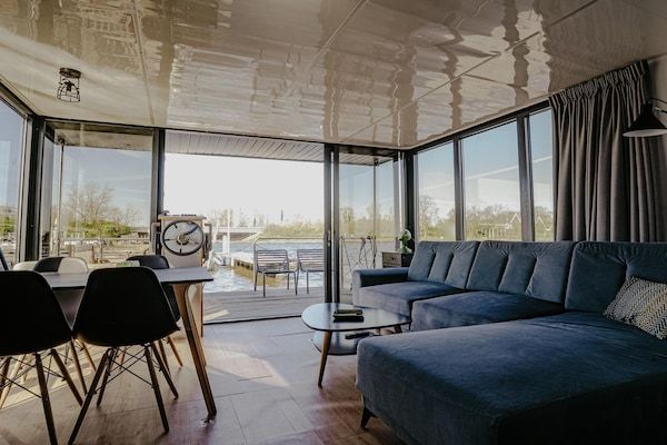 Woonkamer - Woonboot bij de haven met uitzicht in Uitgeest (2)