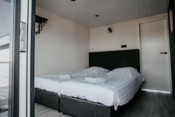 Slaapkamer - Luxe woonbootvakantie in Uitgeest (5)