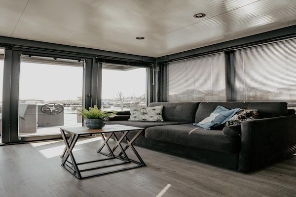 Woonkamer - Luxe woonbootvakantie in Uitgeest (2)