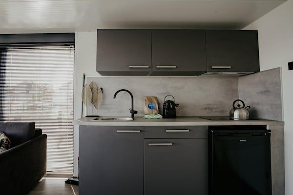 Keuken - Luxe woonbootvakantie in Uitgeest (4)