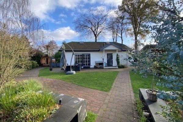 Buitenkant - Boshut met huisdieren in Voorthuizen (1)