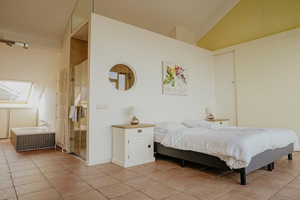 Slaapkamer - Penthouse met uitzicht op het meer in Uitgeest (5)