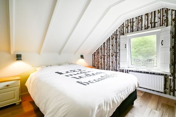 Slaapkamer - Vakantiehuis in Reutum met Vijver en Paden in Reutum (4)