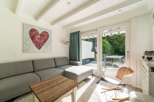 Woonkamer - Vakantiehuis in Reutum met Vijver en Paden in Reutum (2)