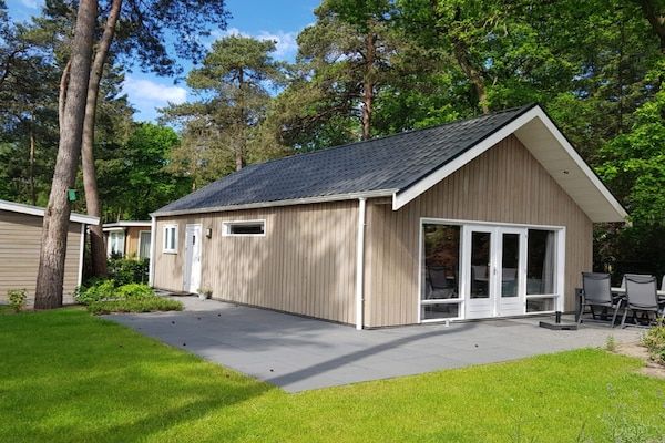 Buitenkant - Uniek chalet aan de vijver in Hoenderloo (2)