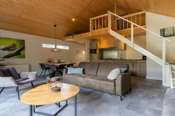 Woonkamer - Uniek chalet aan de vijver in Hoenderloo (4)