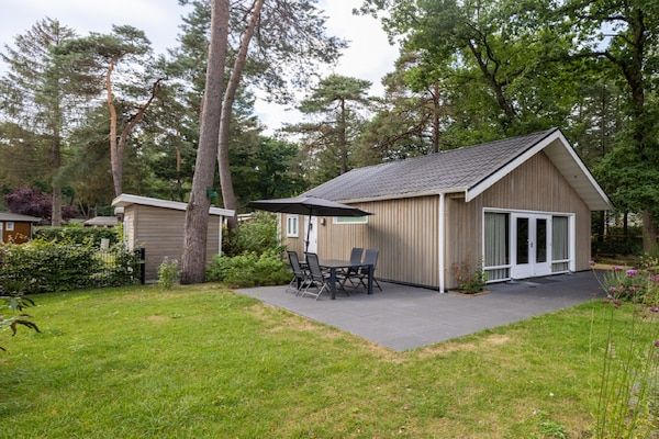 Buitenkant - Uniek chalet aan de vijver in Hoenderloo (1)