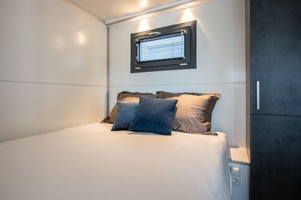 Slaapkamer - Waterlodge Kamperland met Uitzicht Terras in Kamperland (3)