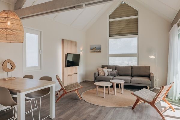 Woonkamer - Lodge in Zeeland bij Nieuwvliet Strand in Nieuwvliet-Bad (2)