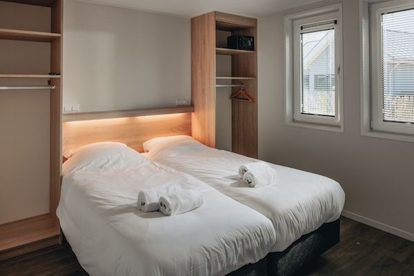 Slaapkamer - Lodge in Zeeland bij Nieuwvliet Strand in Nieuwvliet-Bad (4)