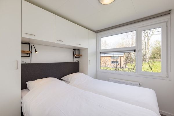 Slaapkamer - Schilderachtig toevluchtsoord aan het meer in Hoge Hexel (5)
