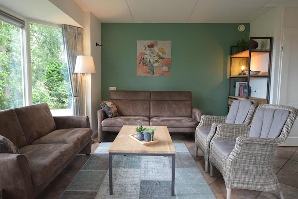 Woonkamer - Vakantiehuis bij Sallandse Heuvelrug in Lemele (2)