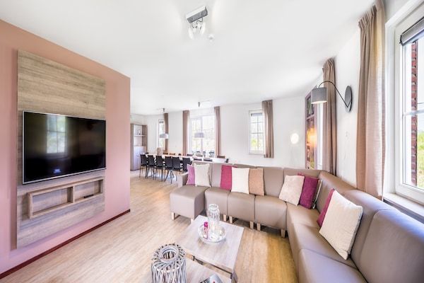 Woonkamer - Villa in Weerterbergen met privé sauna in Weert (3)