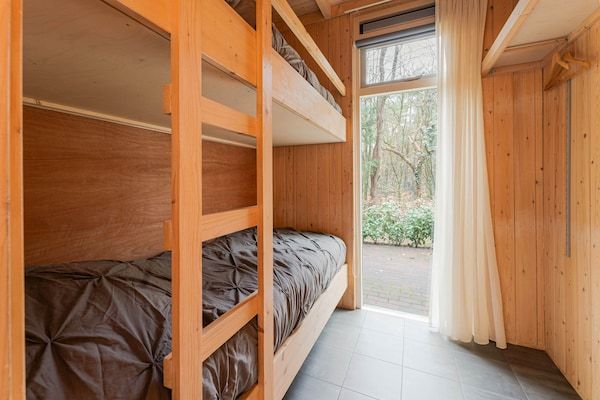 Slaapkamer - Boswoning in Norg met eigen sauna in Norg (4)