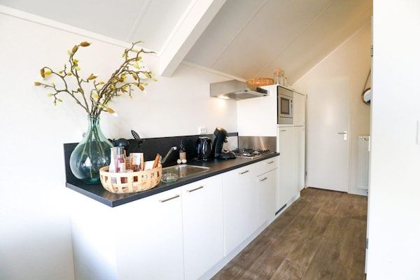 Keuken - Modern chalet met afwasmachine, vlakbij de Ijssel in Olburgen (3)