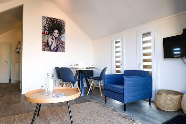 Woonkamer - Modern chalet met afwasmachine, vlakbij de Ijssel in Olburgen (5)
