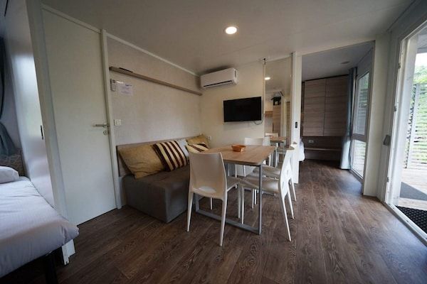 Woonkamer - Fijn chalet met 2 badkamers, gelegen bij de Ijssel in Olburgen (4)