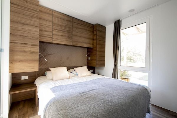 Slaapkamer - Fijn chalet met 2 badkamers, gelegen bij de Ijssel in Olburgen (2)