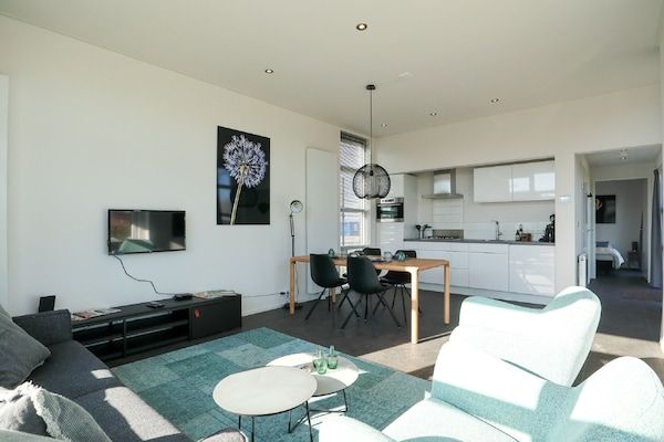 Woonkamer - Gastvrij chalet vlakbij de IJssel in Olburgen (2)